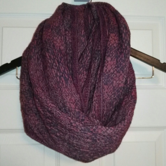 Wilfred Accessories - Aritzia Wilfred infinity scarf